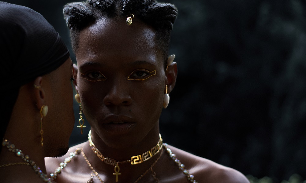 Tobago flerta e seduz no ardente novo single “Brincando com Fogo”