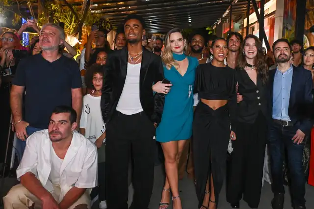 Protagonistas, autor e diretor na festa e lançamento da novela Família é Tudo