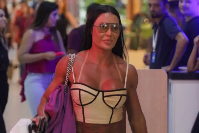 Gracyanne Barbosa com look decotado