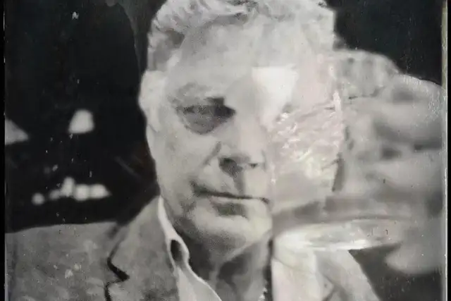 john schneider com colo de bebida em foto peta e branca