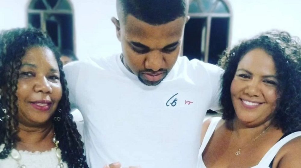 Mãe e esposa de Davi, do BBB24, promovem barraco em Salvador, afirma colunista