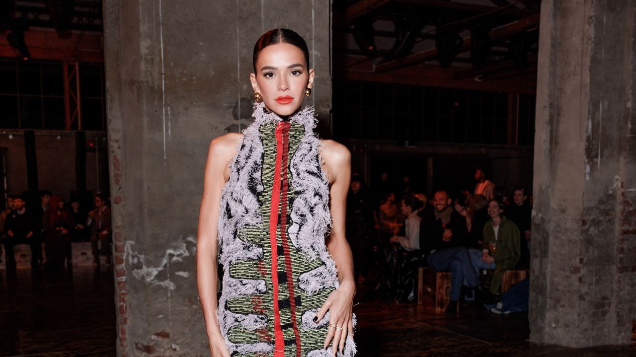 Bottega Veneta: Bruna Marquezine se destaca na primeira fila do desfile Lorena Bueri