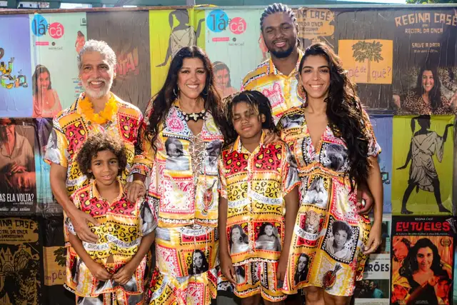 Regina Casé, marido, filho Roque, filha Benedita, genro João Pedro, neto Brás, todos coma mesma roupa colorida