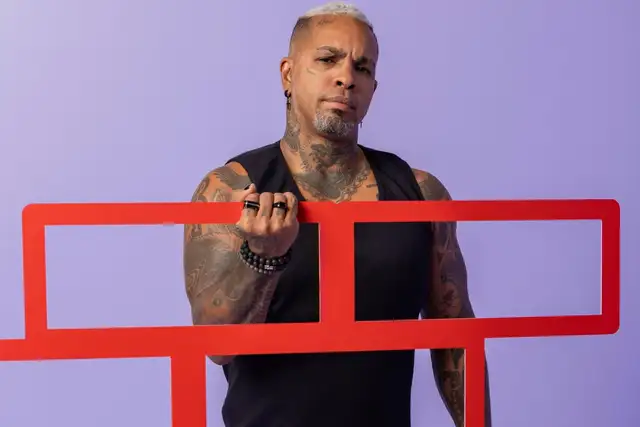 rodriguinho posando com imagem do paredão no bbb 24