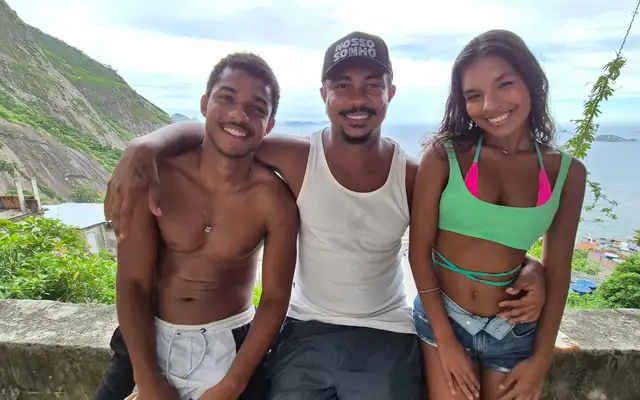 Veja bastidores do novo clipe de Xamã, gravado no Vidigal com participação de Juan Paiva e Mel Muzzilo, do elenco de Renascer