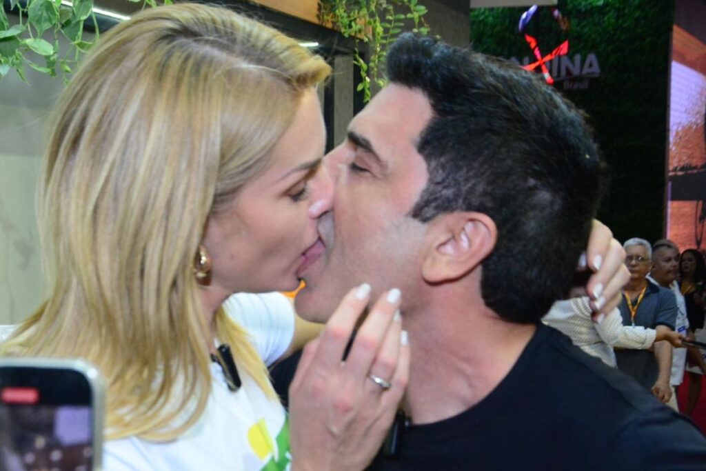 ana-hickmann-edu-guedes-beijo-2-1024x683-1 Ana Hickmann e Edu Guedes dão beijo de cinema em evento