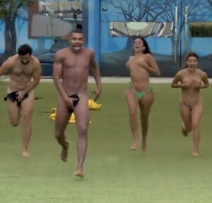 Completamente nus, Grupo Fada pula na piscina em comemoração aos 80 dias de BBB24