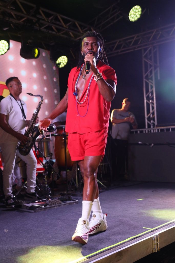 beto-jamaica-3-683x1024-1 Beto Jamaica de bermuda e camisa vermelha, cantando