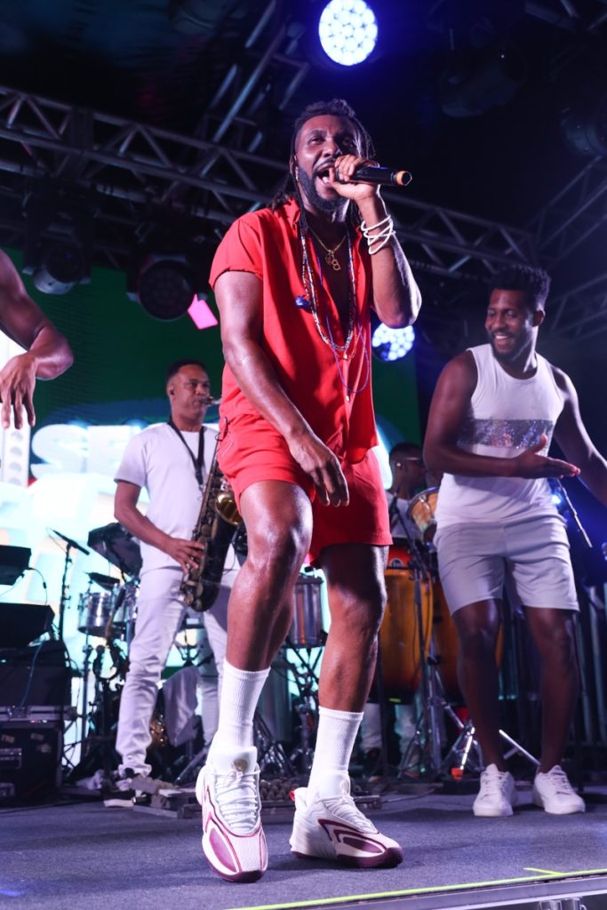 beto-jamaica-5-683x1024-1 Beto Jamaica de bermuda e camisa vermelha, cantando e dançando