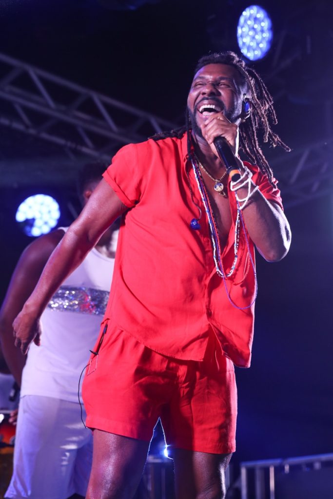 beto-jamaica-683x1024-1 Beto Jamaica de bermuda e camisa vermelha, cantando