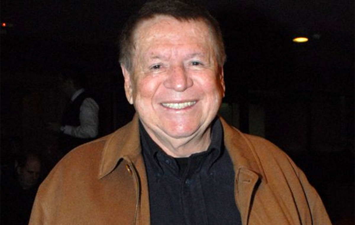 Boni sorrindo