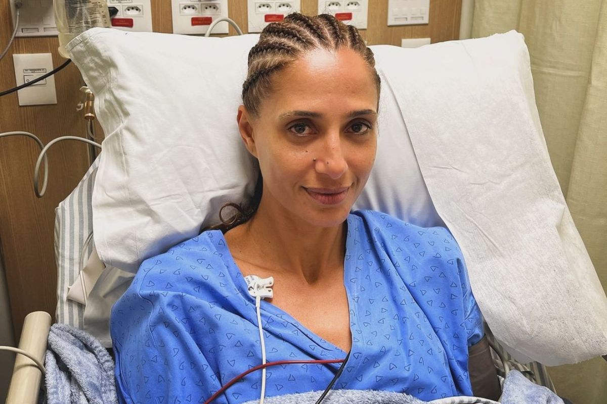 Camila Pitanga em cama de hospital