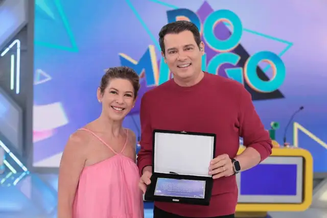 Celso Portiollie e Daniela Beyruti no palco do Domingo Legal, no SBT