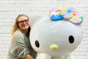 Cintia Abravanel celebra os 50 Anos da Hello Kitty com obra exclusiva