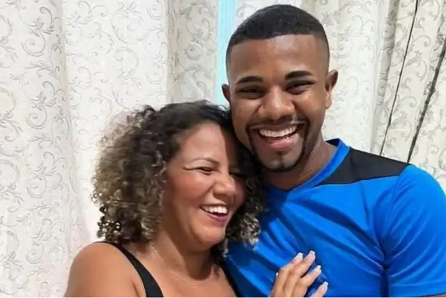 Davi e esposa posados