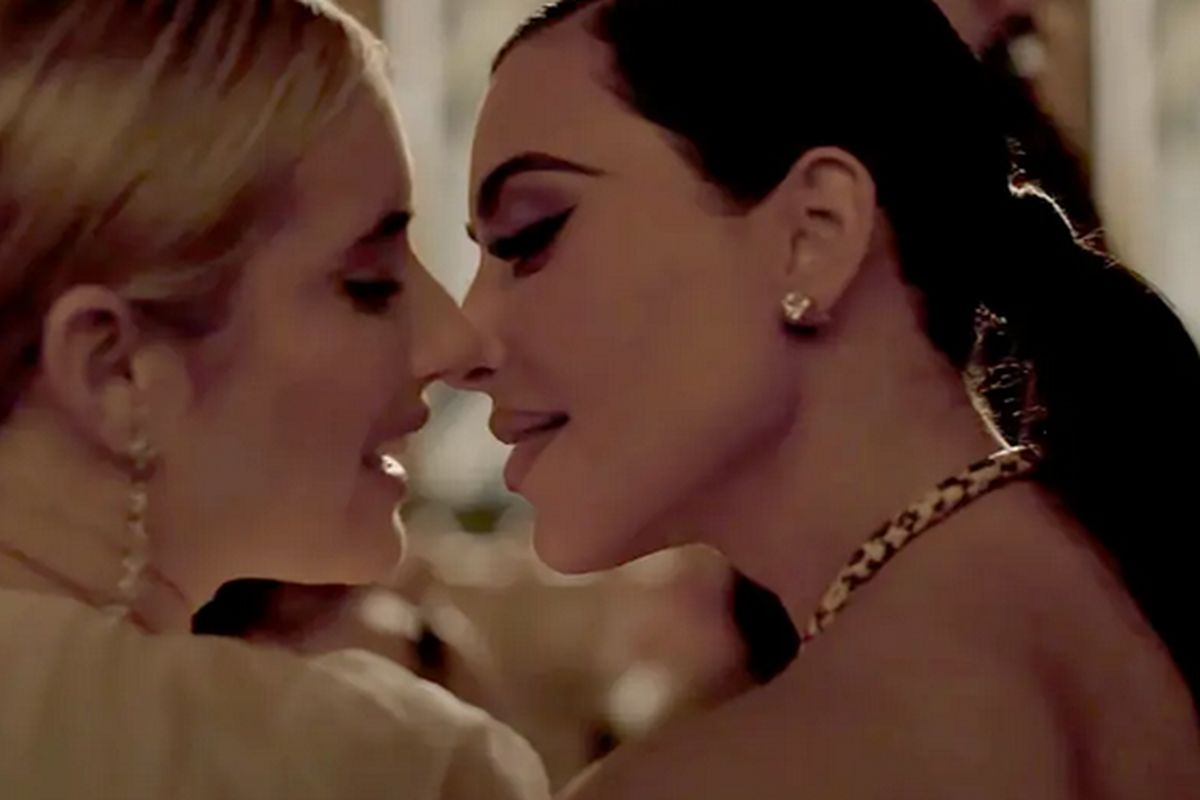 Emma Roberts e Kim Kardashian em cena de AHS: Delicate