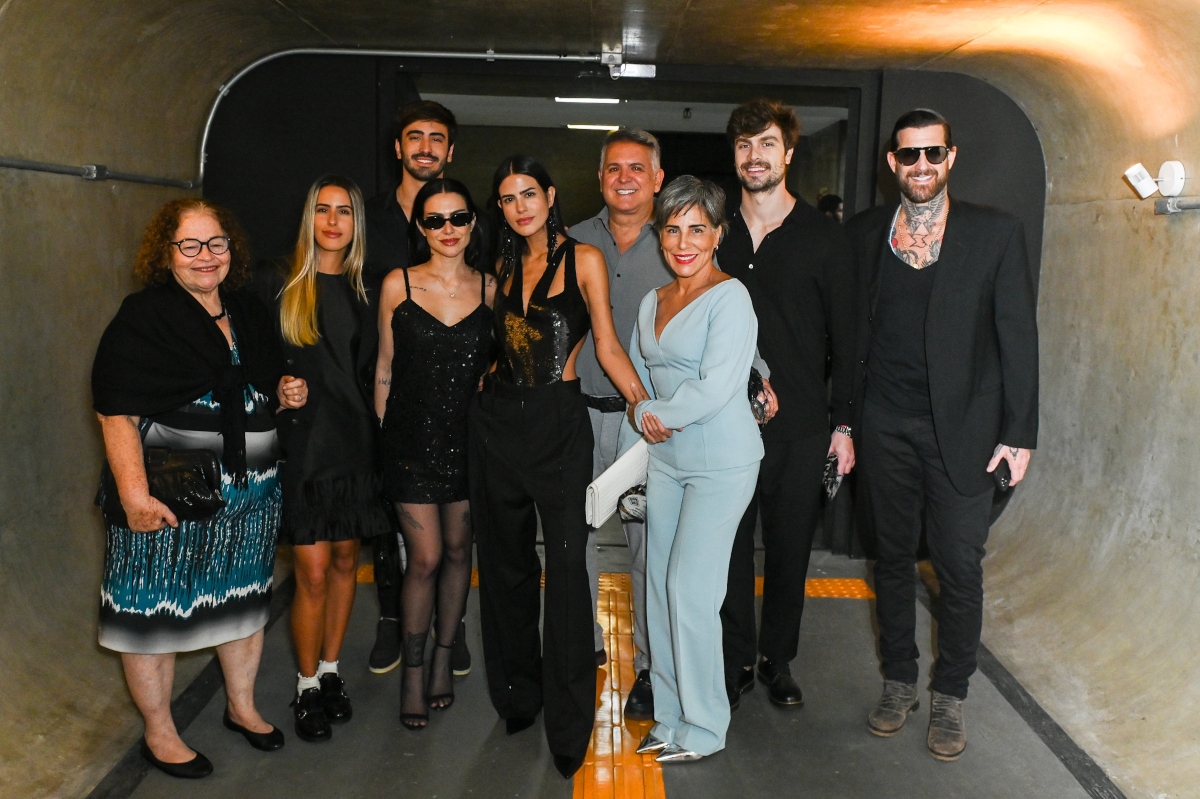 Família Pires no desfile de Reinaldo Lourenço