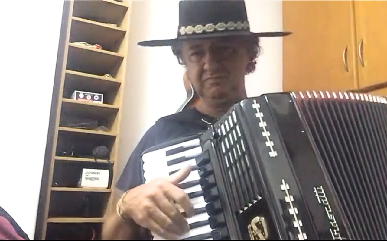 Morre João Vicenti, gaiteiro e tecladista do Nenhum de Nós, aos 58 anos