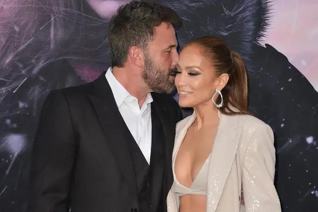 Jennifer Lopez e Ben Affleck interagindo na pré-estreia do filme a mãe