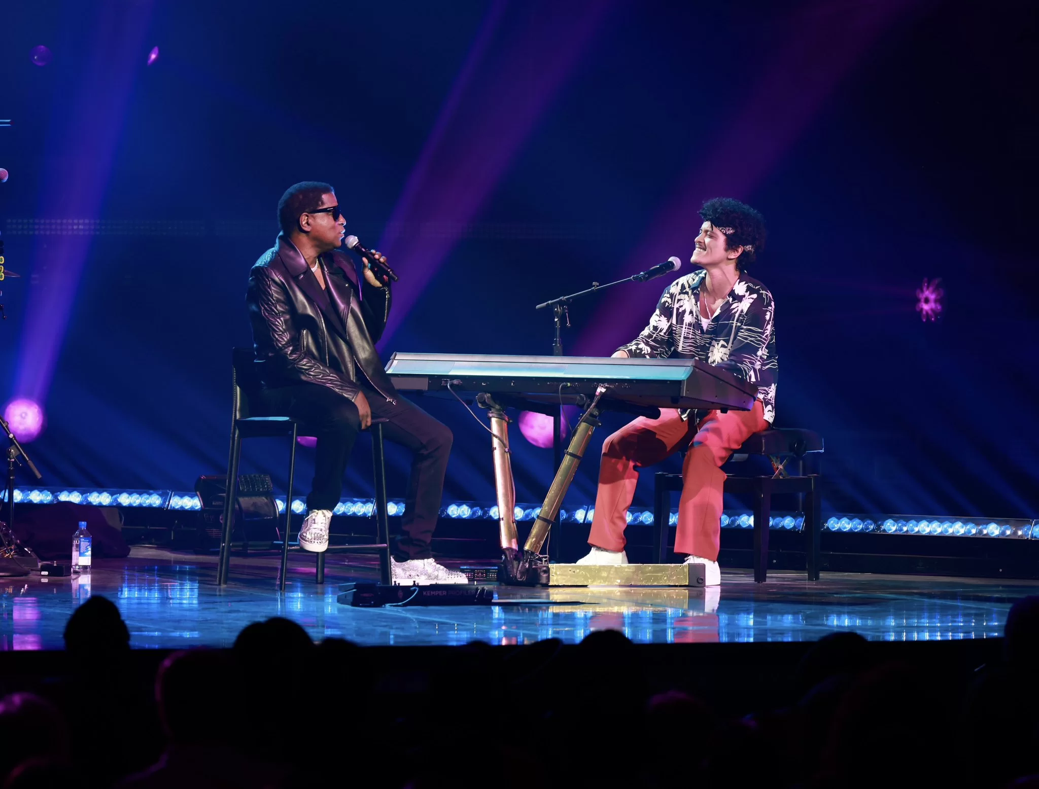 Bruno Mars se apresentando no MGM Resort com Babyface