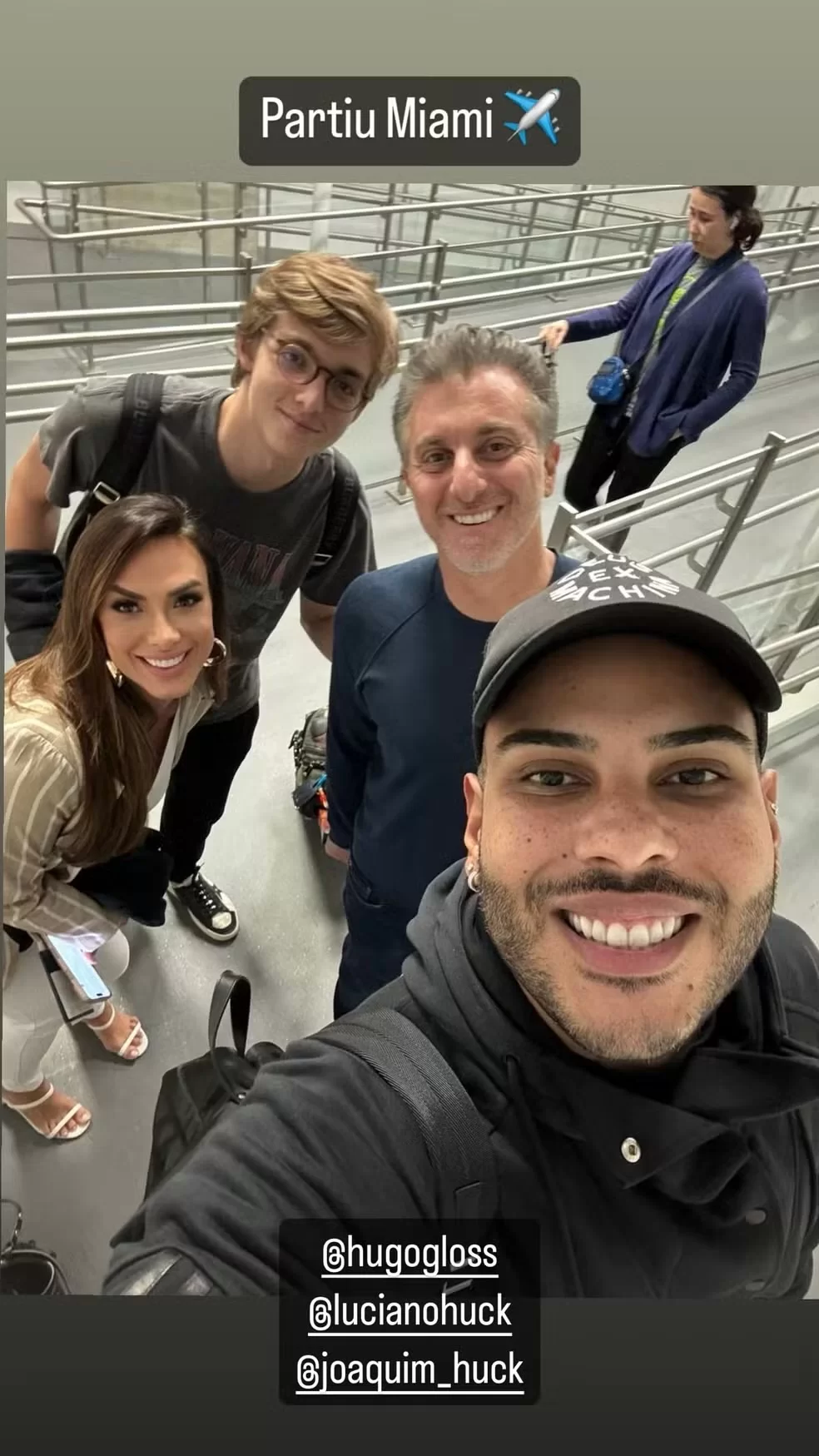 Nicole Bahls, Luciano Huck, Joaquim Huck e Hugo Gloss partindo para Miami