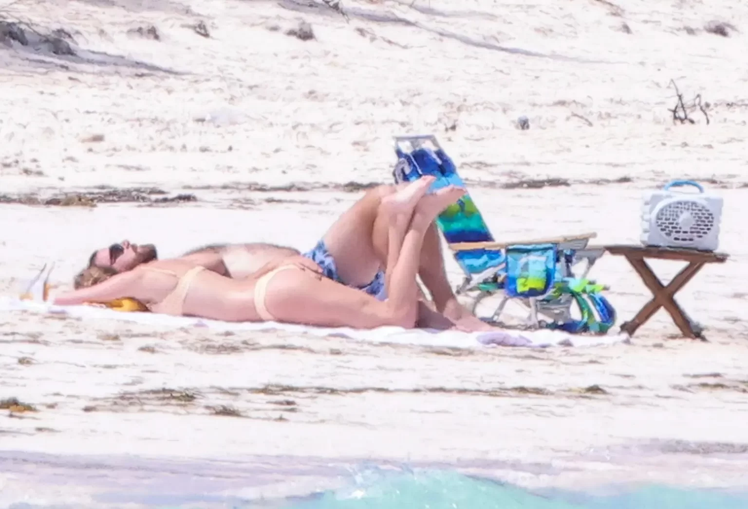 Taylor Swift e Travis Kelce em Bahamas (Foto: reprodução/Mega/BackGrid/Page Six) Lorena Bueri