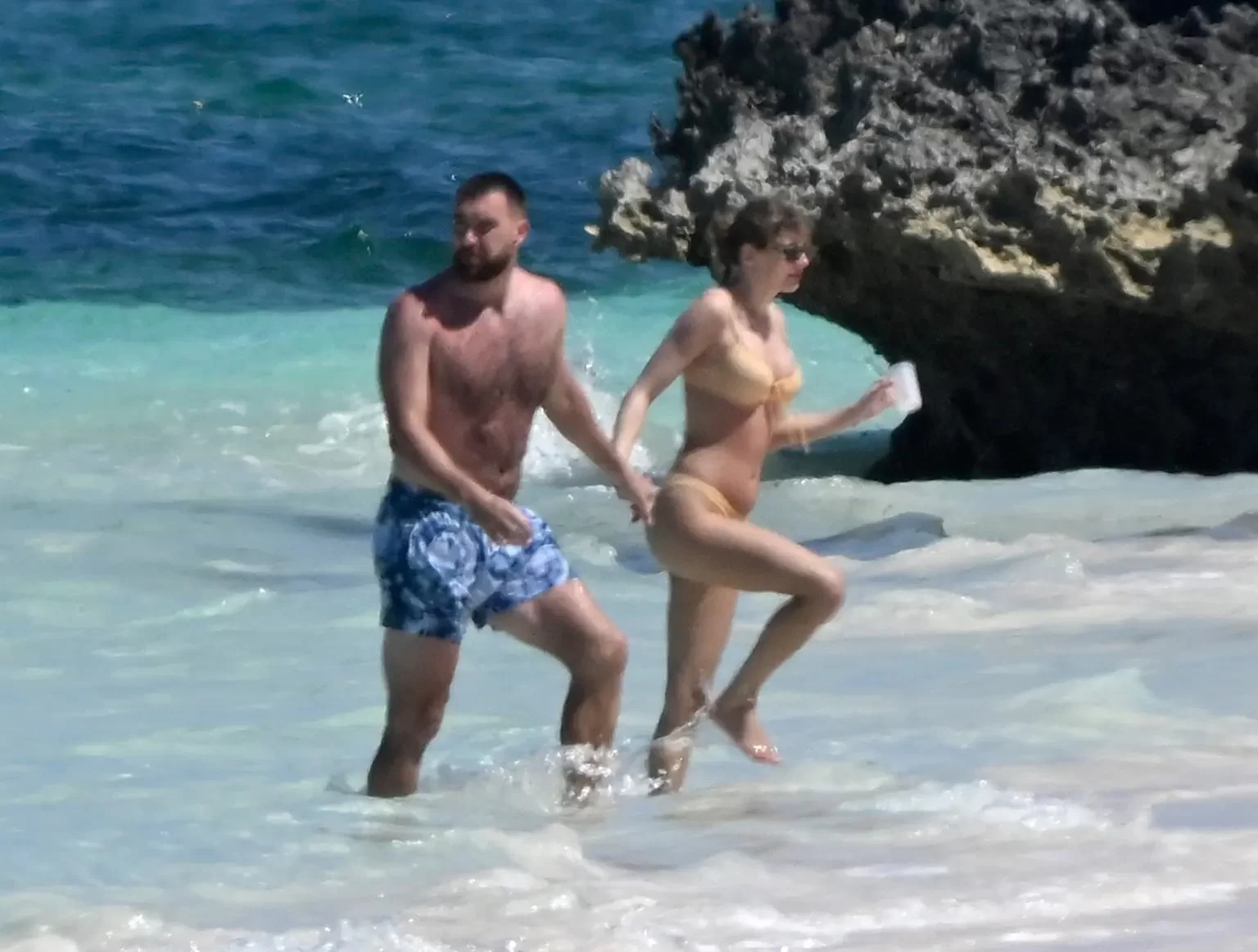 Taylor Swift e Travis Kelce em Bahamas (Foto: reprodução/Mega/BackGrid/Page Six) Lorena Bueri