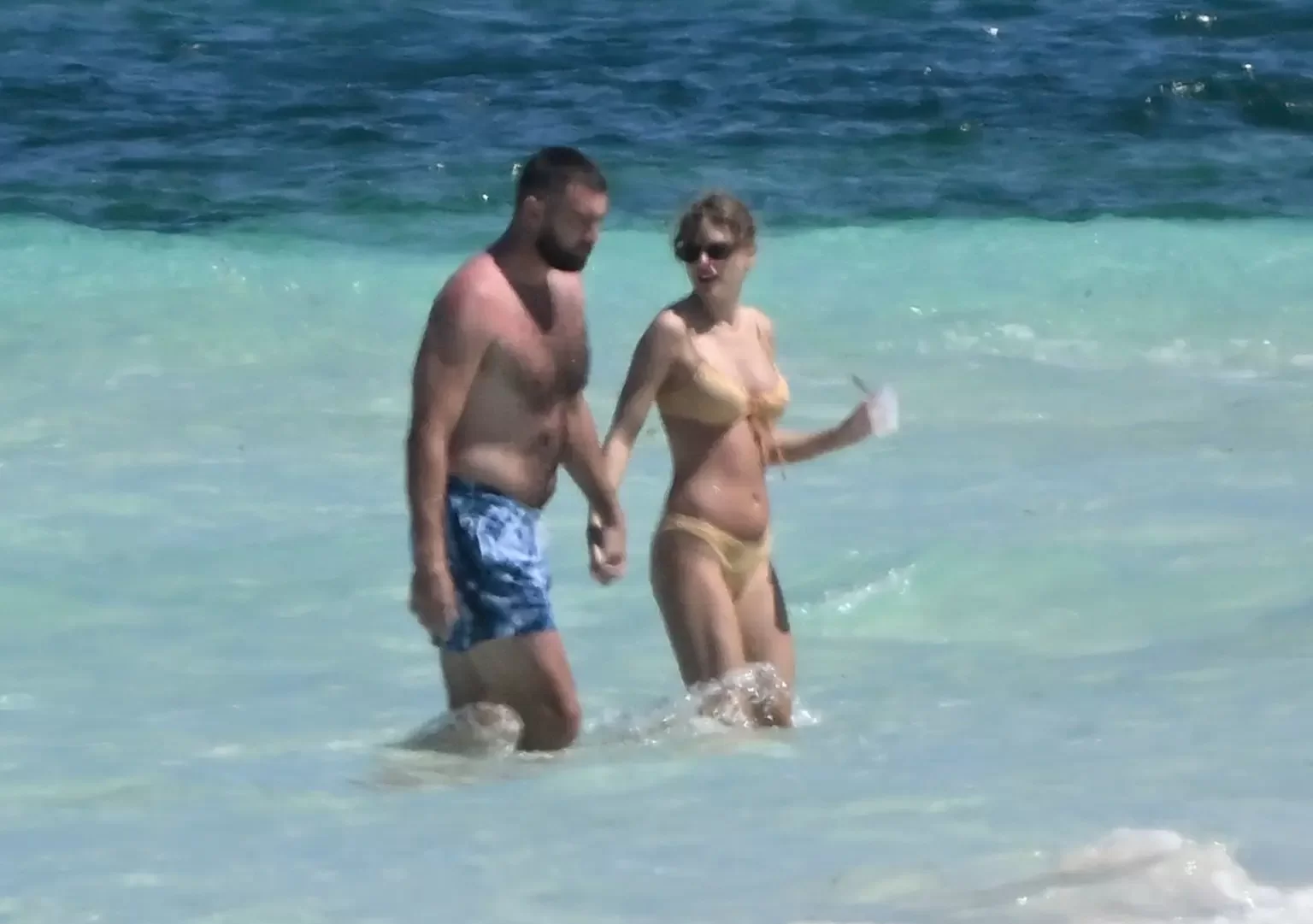 Taylor Swift e Travis Kelce em Bahamas (Foto: reprodução/Mega/BackGrid/Page Six) Lorena Bueri