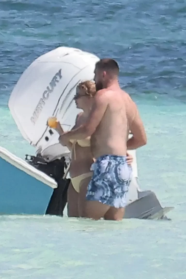 Taylor Swift e Travis Kelce em Bahamas (Foto: reprodução/Mega/BackGrid/Page Six) Lorena Bueri