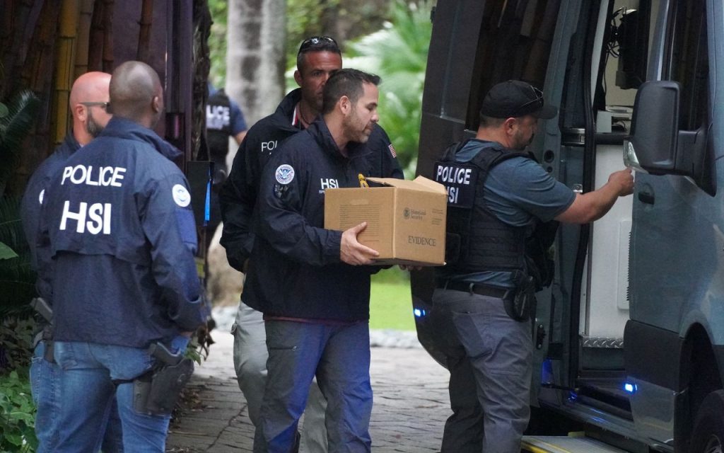 mansao-do-rapper-diddy-busca-e-apreenssao-1024x640-1 Operação Policial nas mansões do rapper Diddy acusado de estupro - Foto: Grosby Group