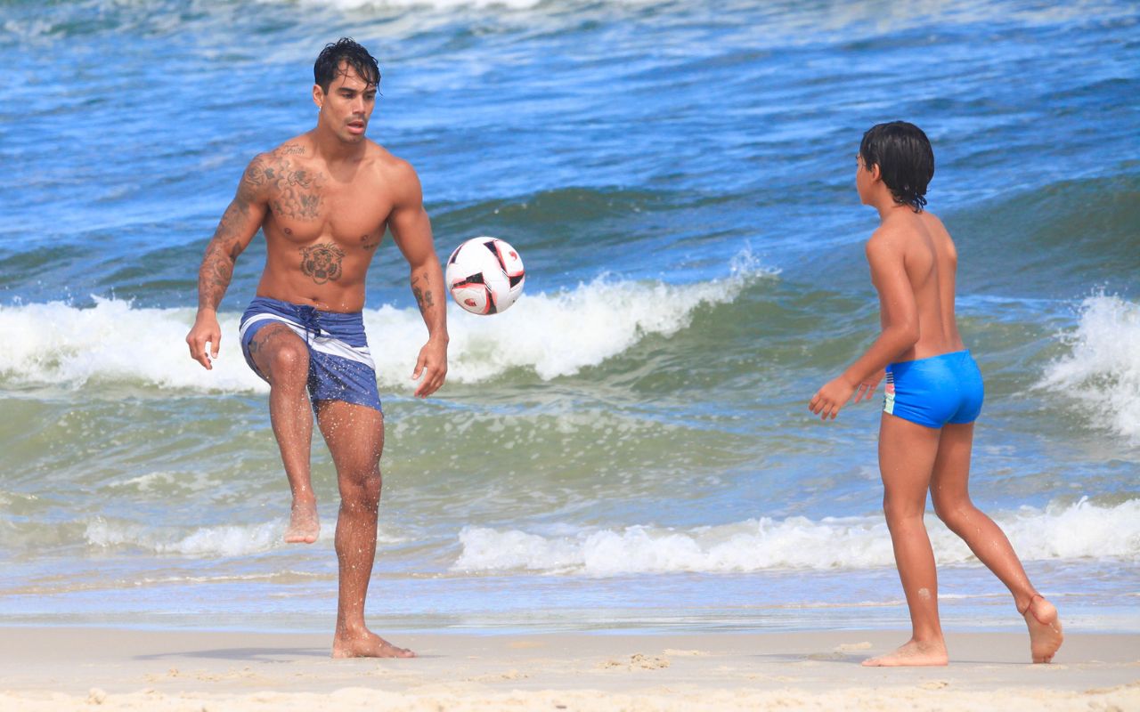 Micael Borges: dia de bola e praia com o filho Zion – Foto: Fabrício Pioyani/ AgNews