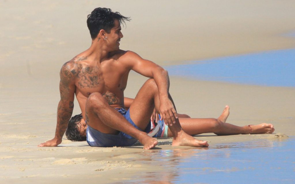 micael-borges-com-o-filho-na-praia-6-1024x640-1 Micael Borges: dia de bola e praia com o filho Zion – Foto: Fabrício Pioyani/ AgNews