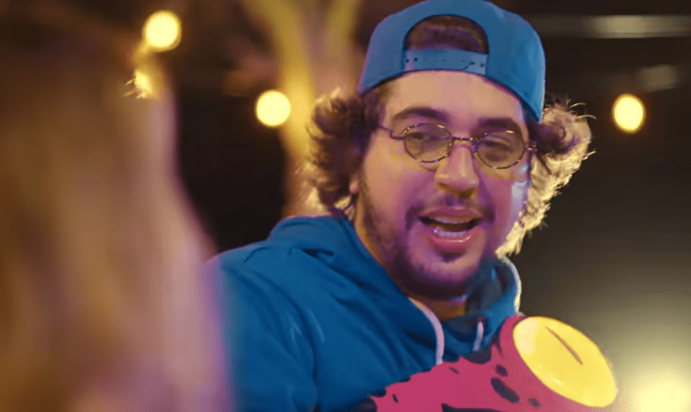 Nattan vive romance de verão no videoclipe de ‘Amor na Praia’