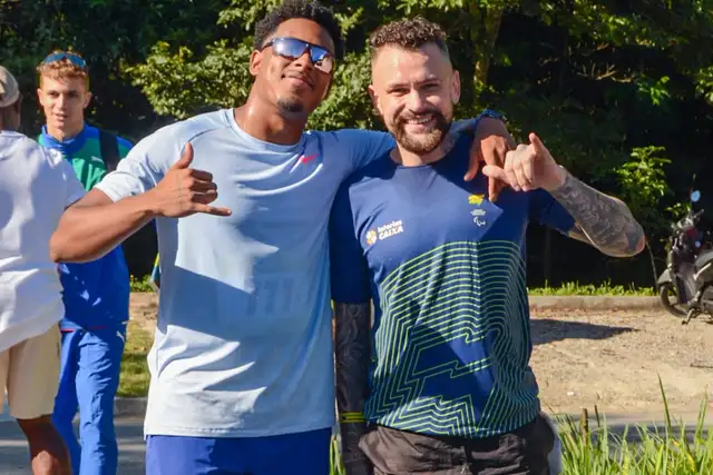 Paulo André e Vinícius Rodrigues em competição de atletismo