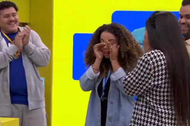 Pitel chorando com recado do almoço do Anjo
