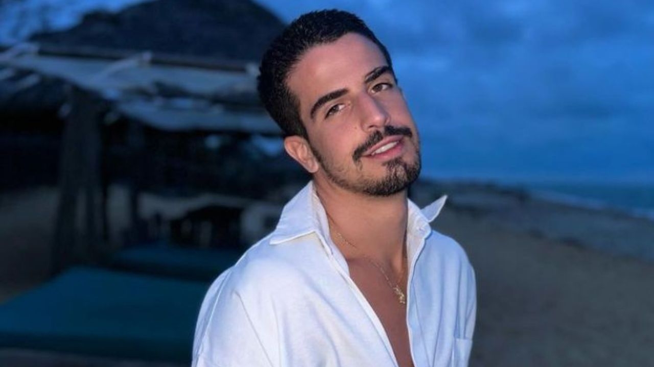 Enzo Celulari é flagrado com uma mulher rebolando em seu colo Lorena Bueri