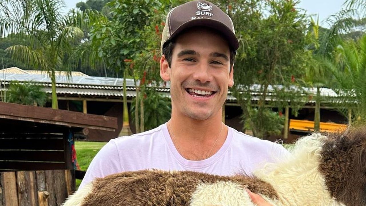 Nicolas Prattes recebe elogios de Sabrina Sato ao compartilhar foto andando a cavalo Lorena Bueri