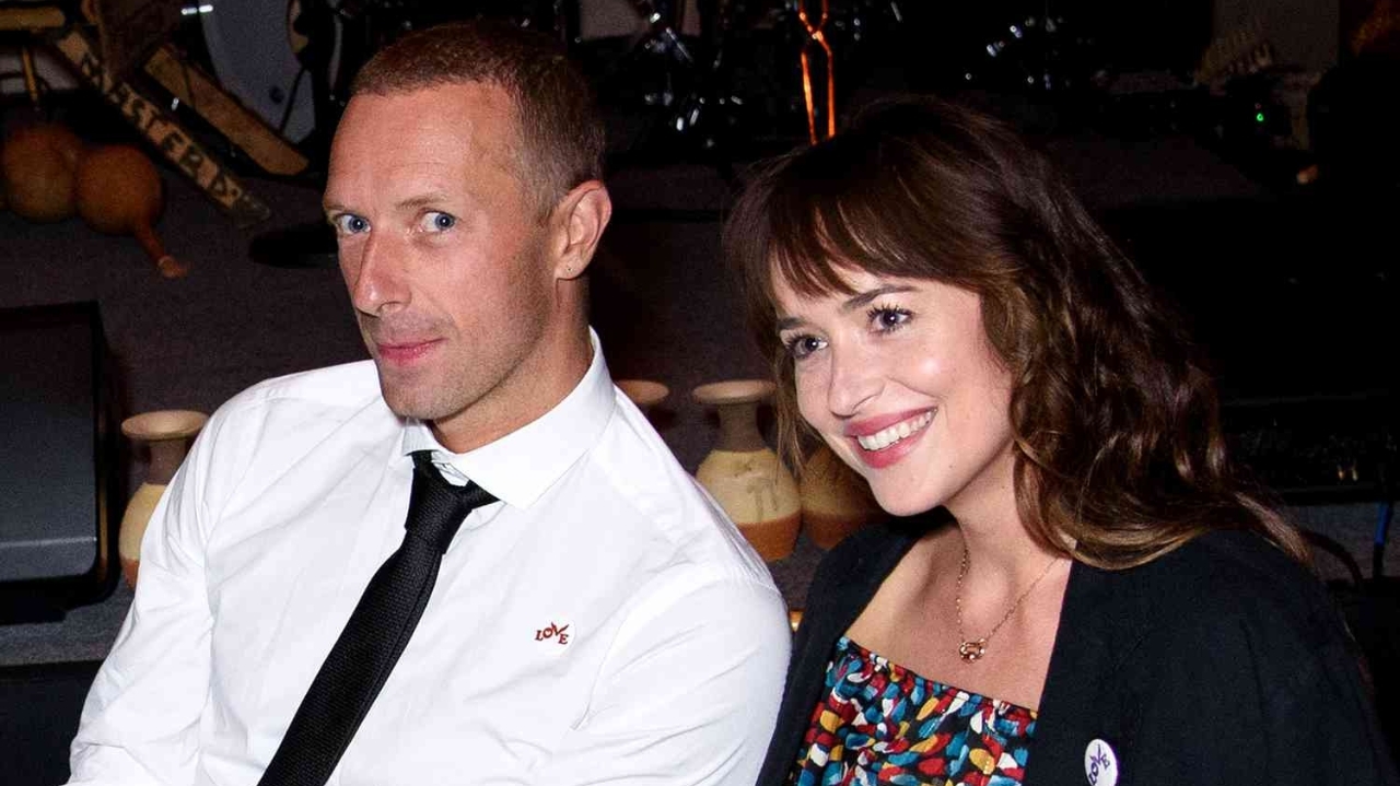 Segundo The Mirror, Chris Martin e Dakota Johnson estariam noivos Lorena Bueri
