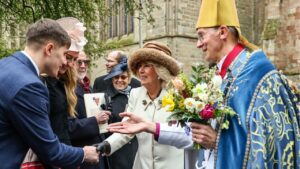 Rainha Camilla substitui rei Charles em evento tradicional de Páscoa
