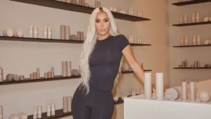 Kim Kardashian é processada por alegar autenticidade de móveis que são réplicas