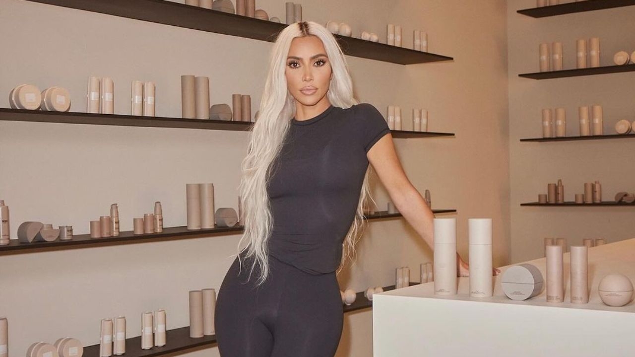 Kim Kardashian é processada por alegar autenticidade de móveis que são réplicas Lorena Bueri
