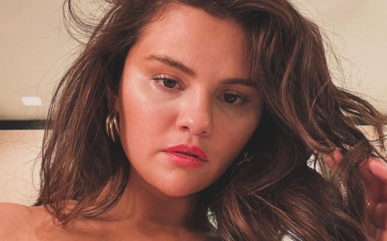 Selena Gomez posta fotos com seios volumosos e apaga em poucos minutos