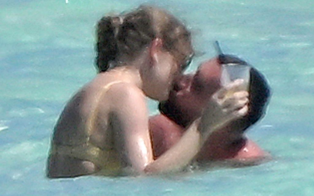 Taylor Swift e Travis Kelce em férias românticas nas Bahamas – Foto: Grosby Group