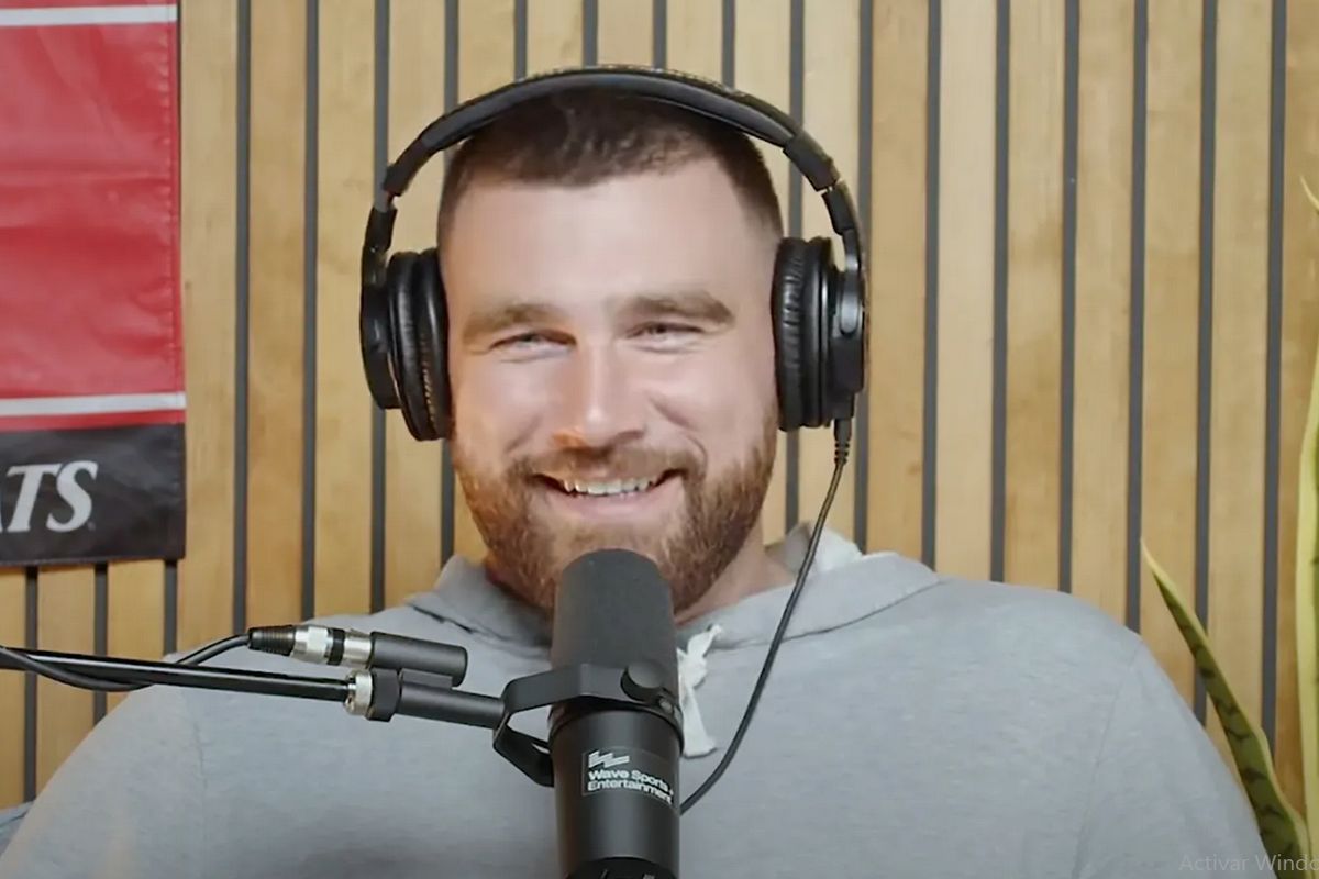 Travis Kelce em seu podcast