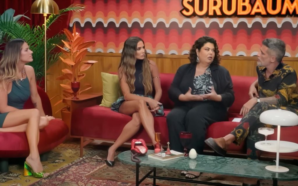 Fabiana Karla no programa Surubaum de Gio Ewbank e Bruno Gagliasso – Foto: Reprodução Youtube