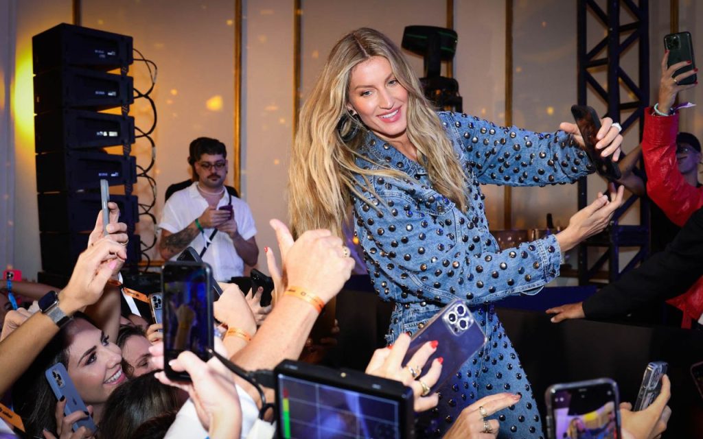 Gisele Bündchen se diverte em evento de Moda no Copacabana Palace – Foto: BrazilNews