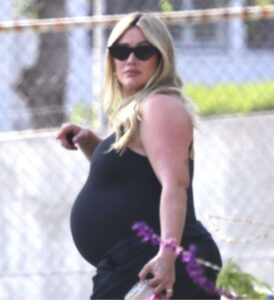 Hilary Duff mostra barrigão de gravidez, mas mantém data do parto em segredo