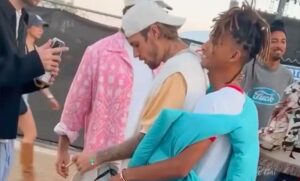 FLAGRA! Jaden Smith pega Justin Bieber por trás no Coachella e vídeo viraliza