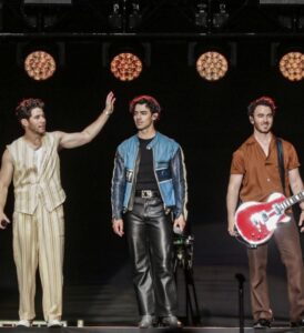 Após 11 anos, Jonas Brothers agita público e mistura eras na setlist; confira como foi o show!