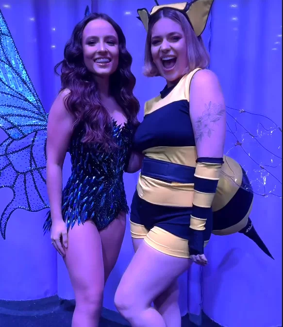 Viih Tube e Larissa Manoela posando para fotógrafos (Foto: reprodução/Instagram/@viihtube) Lorena Bueri